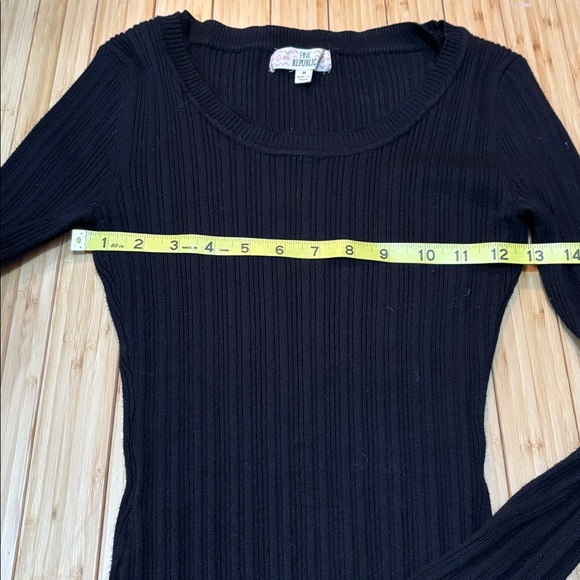 Black size M longline sweater. Button accents on sleeves. - Picture 5 of 10
